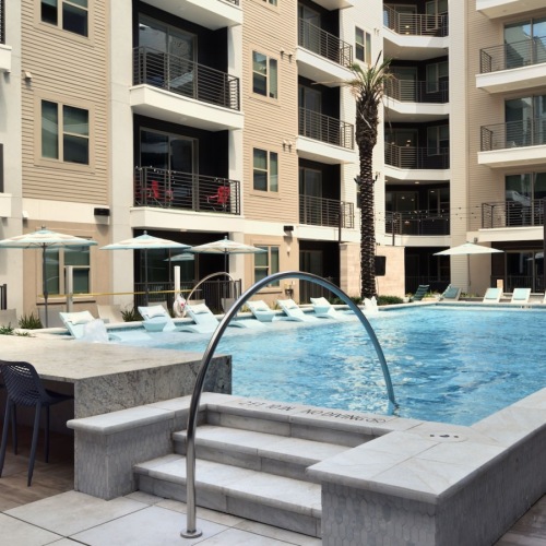 Resort-style swimming pool swimming pool in a courtyard